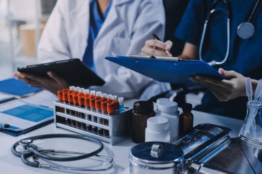 Uluslararası profesyonel doktorlardan oluşan bir ekip modern hastanedeki konferans odasında toplantı yapıyor. Sağlık ve Tıbbi Gelişim Konsepti.