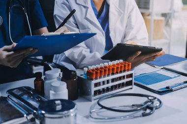 Uluslararası profesyonel doktorlardan oluşan bir ekip modern hastanedeki konferans odasında toplantı yapıyor. Sağlık ve Tıbbi Gelişim Konsepti.