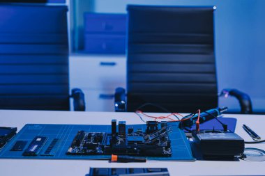 Elektronik teknisyen, elektronik mühendisliği, elektronik onarım, ölçüm ve test, onarım ve bakım kavramları.