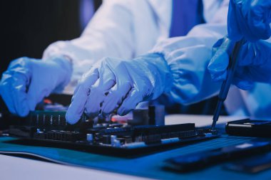 Elektronik teknisyen, elektronik mühendisliği, elektronik onarım, ölçüm ve test, onarım ve bakım kavramları.