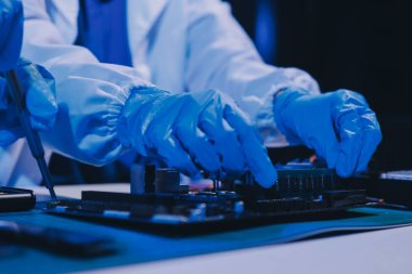 Elektronik teknisyen, elektronik mühendisliği, elektronik onarım, ölçüm ve test, onarım ve bakım kavramları.