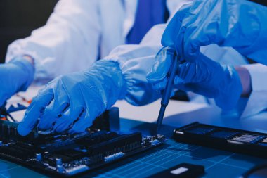 Elektronik teknisyen, elektronik mühendisliği, elektronik onarım, ölçüm ve test, onarım ve bakım kavramları.