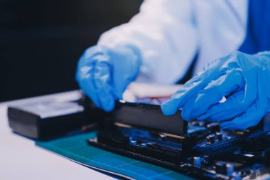 Elektronik teknisyen, elektronik mühendisliği, elektronik onarım, ölçüm ve test, onarım ve bakım kavramları.