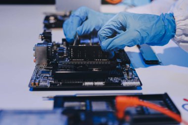 Elektronik teknisyen, elektronik mühendisliği, elektronik onarım, ölçüm ve test, onarım ve bakım kavramları.