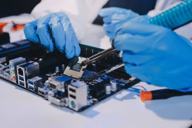Elektronik teknisyen, elektronik mühendisliği, elektronik onarım, ölçüm ve test, onarım ve bakım kavramları.