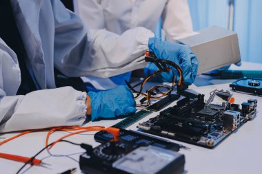 Elektronik teknisyen, elektronik mühendisliği, elektronik onarım, ölçüm ve test, onarım ve bakım kavramları.