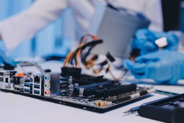 Elektronik teknisyen, elektronik mühendisliği, elektronik onarım, ölçüm ve test, onarım ve bakım kavramları.