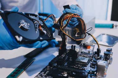 Elektronik teknisyen, elektronik mühendisliği, elektronik onarım, ölçüm ve test, onarım ve bakım kavramları.