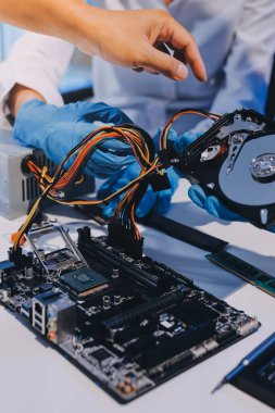 Elektronik teknisyen, elektronik mühendisliği, elektronik onarım, ölçüm ve test, onarım ve bakım kavramları.