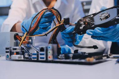 Elektronik teknisyen, elektronik mühendisliği, elektronik onarım, ölçüm ve test, onarım ve bakım kavramları.