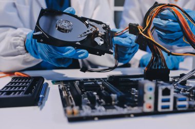 Elektronik teknisyen, elektronik mühendisliği, elektronik onarım, ölçüm ve test, onarım ve bakım kavramları.