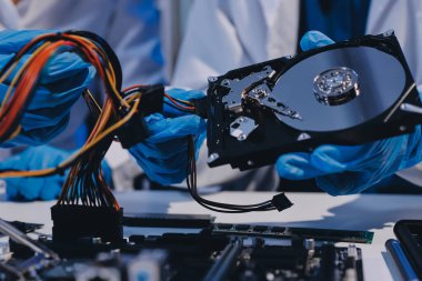 Elektronik teknisyen, elektronik mühendisliği, elektronik onarım, ölçüm ve test, onarım ve bakım kavramları.