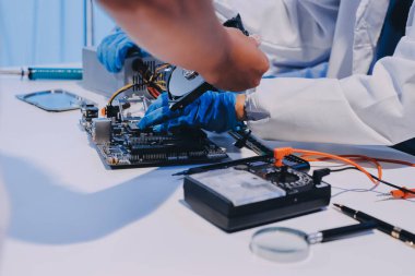 Elektronik teknisyen, elektronik mühendisliği, elektronik onarım, ölçüm ve test, onarım ve bakım kavramları.