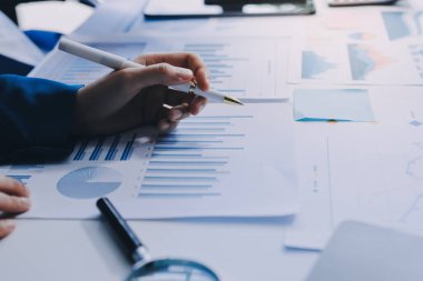 Fon yöneticileri takım danışmanlığı ve ofisteki yatırım borsası analizi hakkında tartışmalar