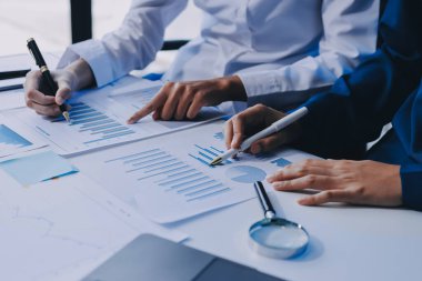 Fon yöneticileri takım danışmanlığı ve ofisteki yatırım borsası analizi hakkında tartışmalar