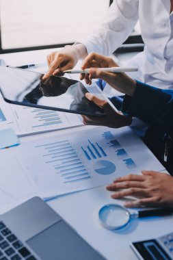 Fon yöneticileri takım danışmanlığı ve ofisteki yatırım borsası analizi hakkında tartışmalar