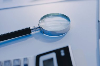 Fon yöneticileri takım danışmanlığı ve ofisteki yatırım borsası analizi hakkında tartışmalar