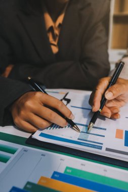 İş adamlarından oluşan bir ekip, pazarlama planı, piyasa araştırma raporları ve gelir istatistikleri, Mali ve Muhasebe kavramının verilerini analiz etmek üzere toplanıyor..