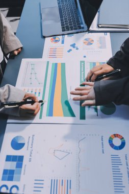 İş adamlarından oluşan bir ekip, pazarlama planı, piyasa araştırma raporları ve gelir istatistikleri, Mali ve Muhasebe kavramının verilerini analiz etmek üzere toplanıyor..