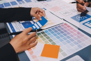 Tasarımcı takım uxui sistemini yeni telefonlar ve destek sistemi güncellemeleri üzerinde iyi çalışması için tasarlıyor. Web sitesi geliştirme konsepti UI UX ön uç tasarımcısı