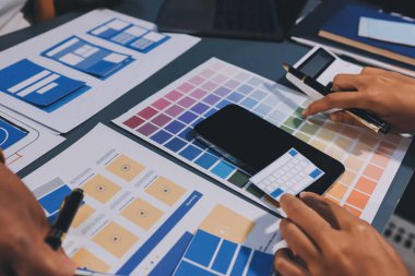 Tasarımcı takım uxui sistemini yeni telefonlar ve destek sistemi güncellemeleri üzerinde iyi çalışması için tasarlıyor. Web sitesi geliştirme konsepti UI UX ön uç tasarımcısı