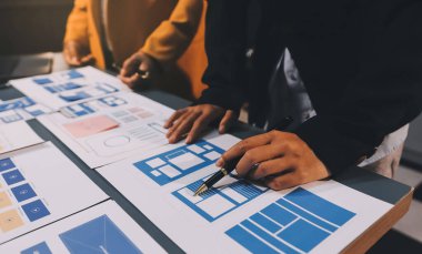 Tasarımcı takım uxui sistemini yeni telefonlar ve destek sistemi güncellemeleri üzerinde iyi çalışması için tasarlıyor. Web sitesi geliştirme konsepti UI UX ön uç tasarımcısı