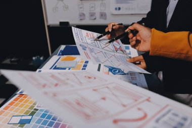 Tasarımcı takım uxui sistemini yeni telefonlar ve destek sistemi güncellemeleri üzerinde iyi çalışması için tasarlıyor. Web sitesi geliştirme konsepti UI UX ön uç tasarımcısı