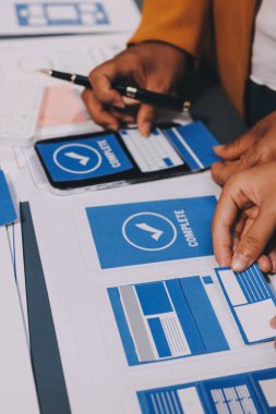 Tasarımcı takım uxui sistemini yeni telefonlar ve destek sistemi güncellemeleri üzerinde iyi çalışması için tasarlıyor. Web sitesi geliştirme konsepti UI UX ön uç tasarımcısı