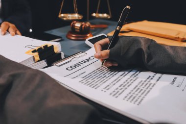 Yargıç Gavin ve Adalet Avukatları hukuk firmasının arka planında takım toplantısı yapıyorlar. Hukuk ve Hukuk Hizmetleri kavramları.