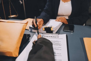 Yargıç Gavin ve Adalet Avukatları hukuk firmasının arka planında takım toplantısı yapıyorlar. Hukuk ve Hukuk Hizmetleri kavramları.