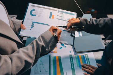 İş adamlarından oluşan bir ekip, pazarlama planı, piyasa araştırma raporları ve gelir istatistikleri, Mali ve Muhasebe kavramının verilerini analiz etmek üzere toplanıyor..