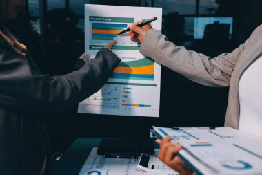 İş adamları iş stratejilerini analiz ediyor ve planlıyorlar.