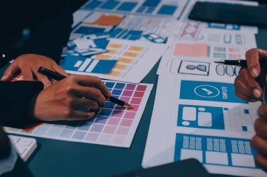 Tasarımcı takım uxui sistemini yeni telefonlar ve destek sistemi güncellemeleri üzerinde iyi çalışması için tasarlıyor. Web sitesi geliştirme konsepti UI UX ön uç tasarımcısı