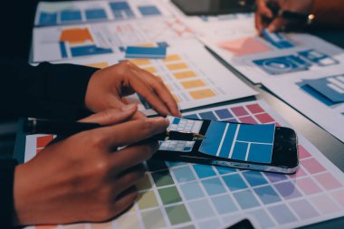 Tasarımcı takım uxui sistemini yeni telefonlar ve destek sistemi güncellemeleri üzerinde iyi çalışması için tasarlıyor. Web sitesi geliştirme konsepti UI UX ön uç tasarımcısı