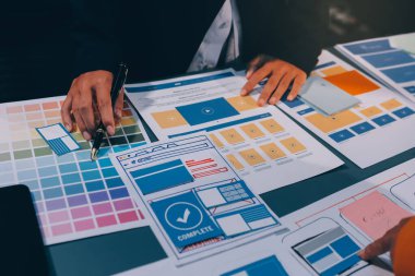 Tasarımcı takım uxui sistemini yeni telefonlar ve destek sistemi güncellemeleri üzerinde iyi çalışması için tasarlıyor. Web sitesi geliştirme konsepti UI UX ön uç tasarımcısı