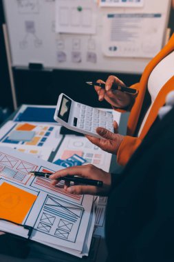 Tasarımcı takım uxui sistemini yeni telefonlar ve destek sistemi güncellemeleri üzerinde iyi çalışması için tasarlıyor. Web sitesi geliştirme konsepti UI UX ön uç tasarımcısı