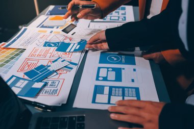 Tasarımcı takım uxui sistemini yeni telefonlar ve destek sistemi güncellemeleri üzerinde iyi çalışması için tasarlıyor. Web sitesi geliştirme konsepti UI UX ön uç tasarımcısı