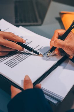 Yargıç Gavin ve Adalet Avukatları hukuk firmasının arka planında takım toplantısı yapıyorlar. Hukuk ve Hukuk Hizmetleri kavramları.