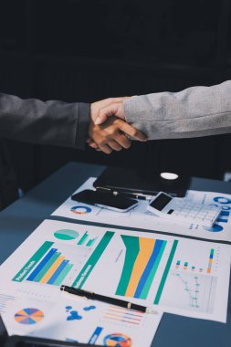 Başarılı bir müzakere olarak tokalaşma, yakın plan. Modern ofiste kontrat imzaladıktan sonra bilinmeyen iş adamları el sıkışıyor