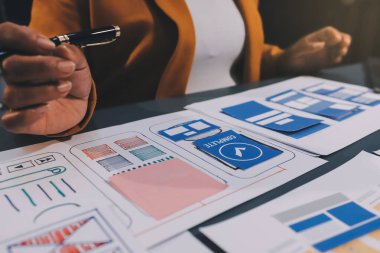 Tasarımcı takım uxui sistemini yeni telefonlar ve destek sistemi güncellemeleri üzerinde iyi çalışması için tasarlıyor. Web sitesi geliştirme konsepti UI UX ön uç tasarımcısı