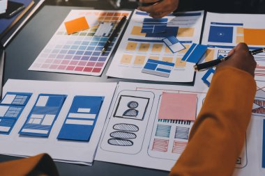 Tasarımcı takım uxui sistemini yeni telefonlar ve destek sistemi güncellemeleri üzerinde iyi çalışması için tasarlıyor. Web sitesi geliştirme konsepti UI UX ön uç tasarımcısı