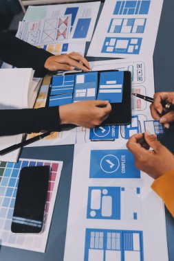 Tasarımcı takım uxui sistemini yeni telefonlar ve destek sistemi güncellemeleri üzerinde iyi çalışması için tasarlıyor. Web sitesi geliştirme konsepti UI UX ön uç tasarımcısı