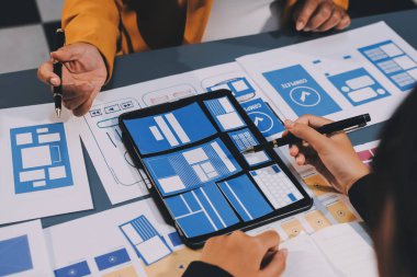 Tasarımcı takım uxui sistemini yeni telefonlar ve destek sistemi güncellemeleri üzerinde iyi çalışması için tasarlıyor. Web sitesi geliştirme konsepti UI UX ön uç tasarımcısı