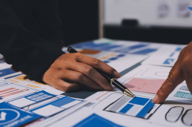 Tasarımcı takım uxui sistemini yeni telefonlar ve destek sistemi güncellemeleri üzerinde iyi çalışması için tasarlıyor. Web sitesi geliştirme konsepti UI UX ön uç tasarımcısı