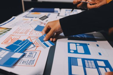 Tasarımcı takım uxui sistemini yeni telefonlar ve destek sistemi güncellemeleri üzerinde iyi çalışması için tasarlıyor. Web sitesi geliştirme konsepti UI UX ön uç tasarımcısı