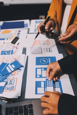 Tasarımcı takım uxui sistemini yeni telefonlar ve destek sistemi güncellemeleri üzerinde iyi çalışması için tasarlıyor. Web sitesi geliştirme konsepti UI UX ön uç tasarımcısı