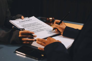 Yargıç Gavin ve Adalet Avukatları hukuk firmasının arka planında takım toplantısı yapıyorlar. Hukuk ve Hukuk Hizmetleri kavramları.