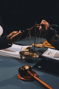 Yargıç Gavin ve Adalet Avukatları hukuk firmasının arka planında takım toplantısı yapıyorlar. Hukuk ve Hukuk Hizmetleri kavramları.