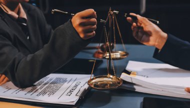 Yargıç Gavin ve Adalet Avukatları hukuk firmasının arka planında takım toplantısı yapıyorlar. Hukuk ve Hukuk Hizmetleri kavramları.