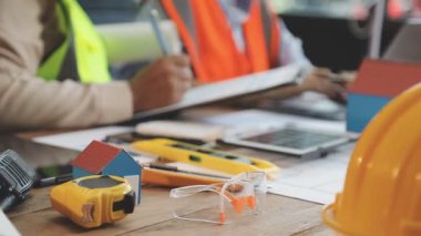 Mühendislik ve inşaat mühendisi dizüstü bilgisayar, mühendis ya da mimarla birlikte mühendislik ve mühendislik projesiyle inşaat alanında çalışıyor..